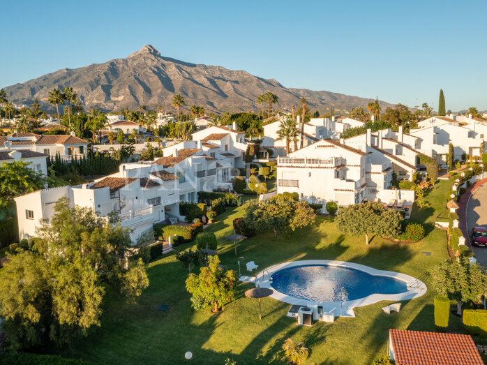 Herenhuis in een omheind complex in Aloha sur 21, Nueva Andalucía