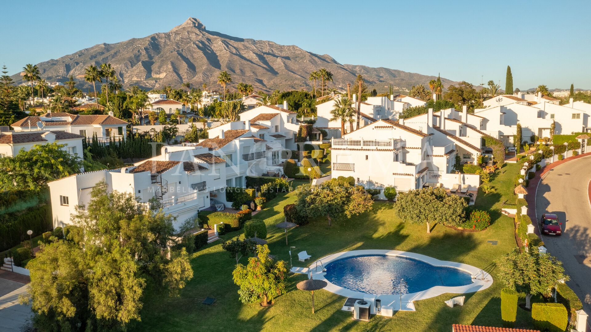 Townhouse in a gated complex in Aloha sur 21, Nueva Andalucía