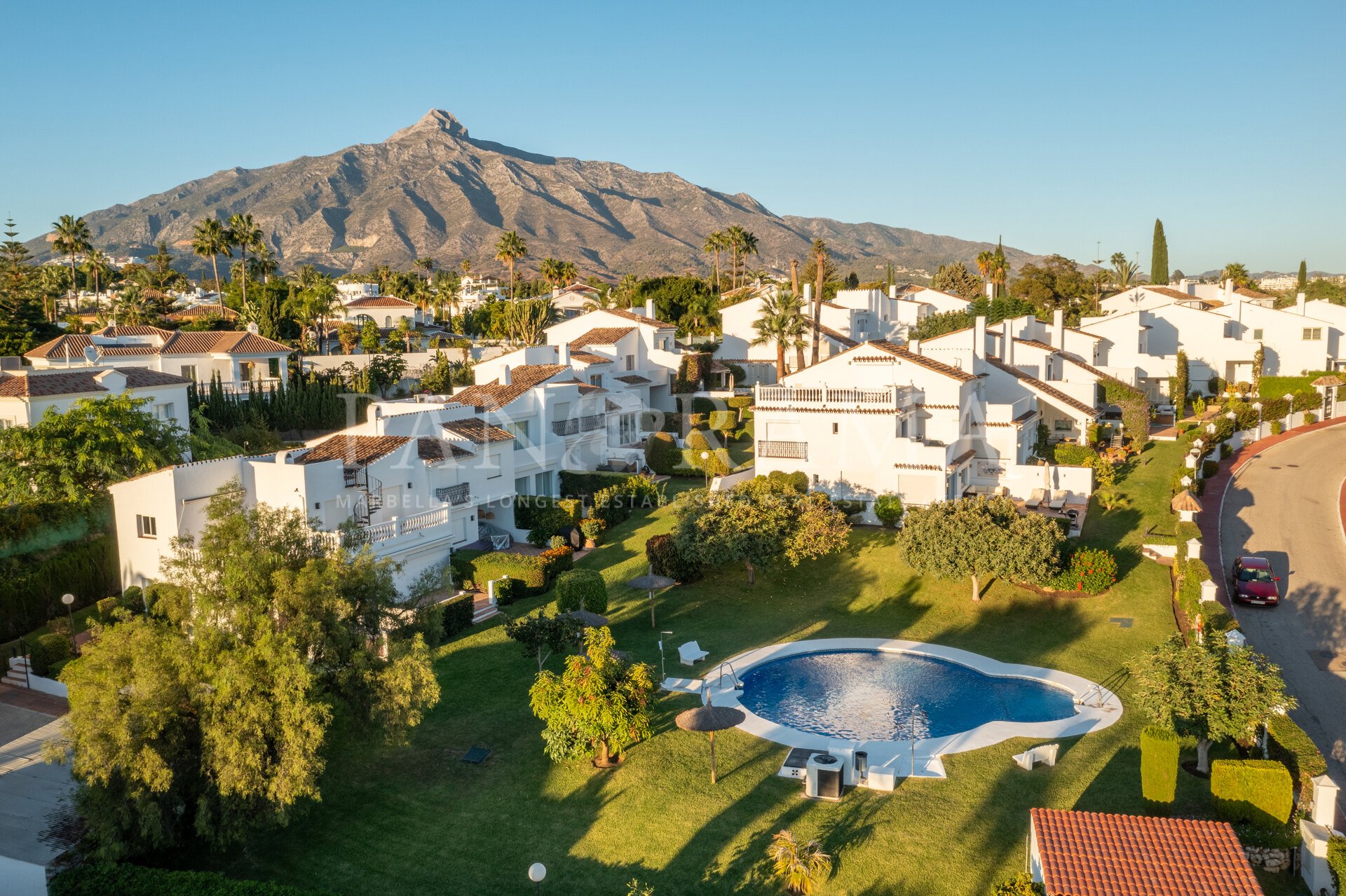 Maison de ville dans un complexe fermé à Aloha sur 21, Nueva Andalucía