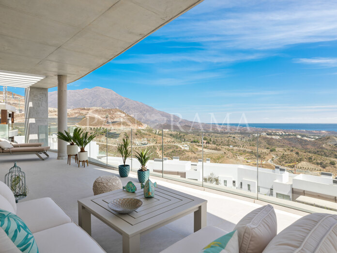 Brand-new penthouse with panoramic views and private pool in Real de la Quinta