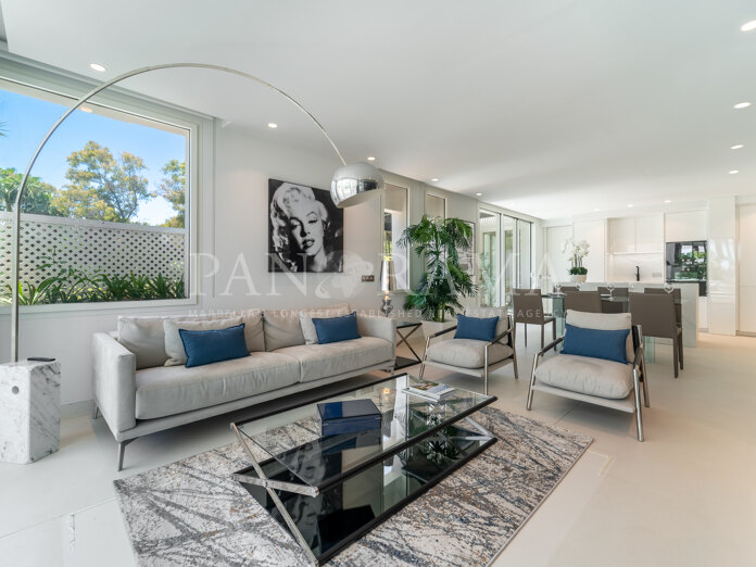 Stunning and bright first floor apartment in the Andalusian Gardens of Marina Puente Romano