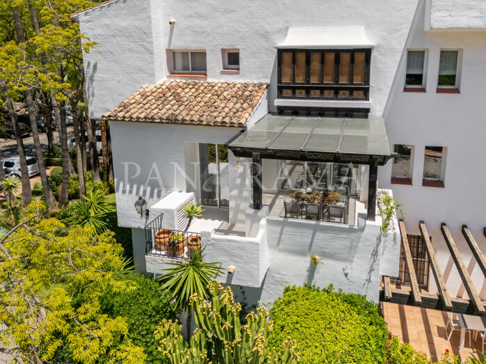 Stunning and bright first floor apartment in the Andalusian Gardens of Marina Puente Romano