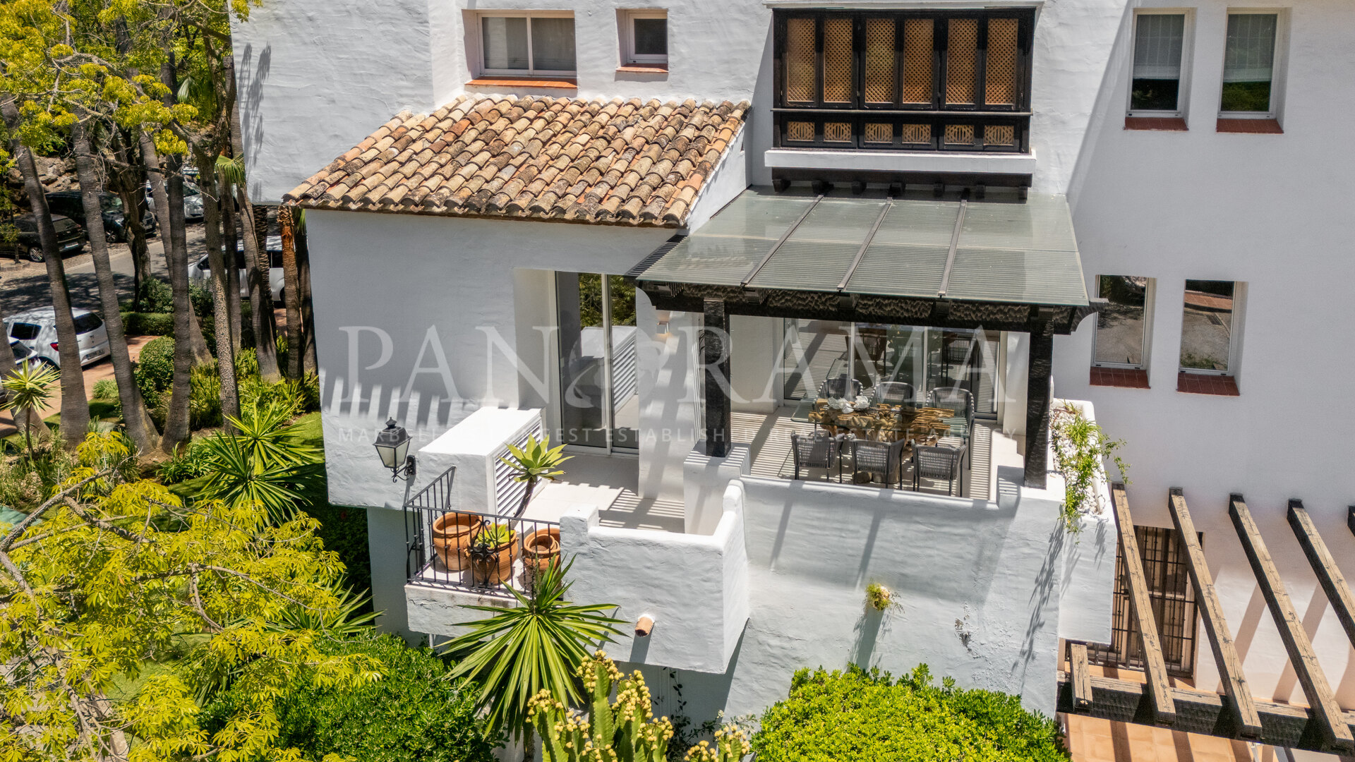 Stunning and bright first floor apartment in the Andalusian Gardens of Marina Puente Romano