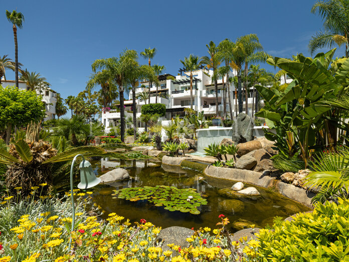 Appartement de luxe au rez-de-chaussée dans l'emplacement le plus recherché de la Golden Mile en bord de mer