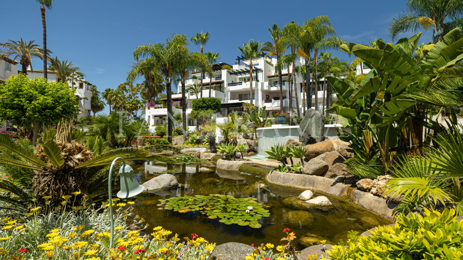 Charming beachside garden apartment in the Japanese Gardens of Marina Puente Romano