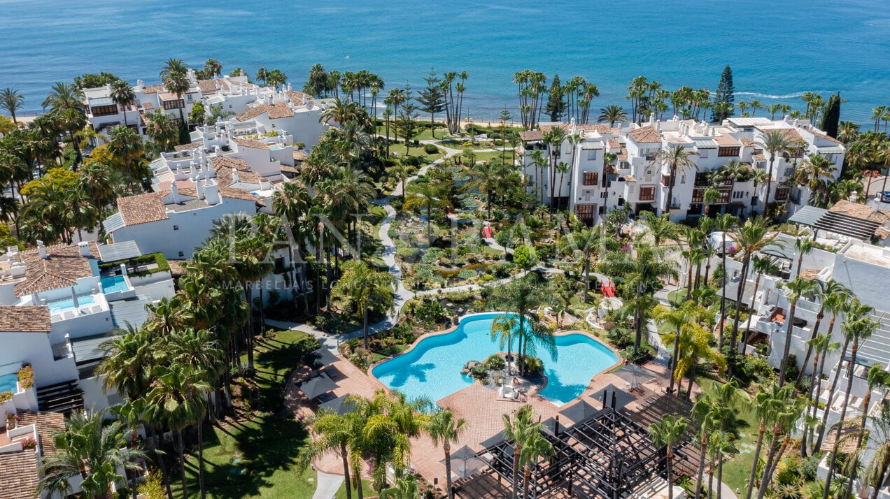 Appartement de luxe au rez-de-chaussée dans l'emplacement le plus recherché de la Golden Mile en bord de mer