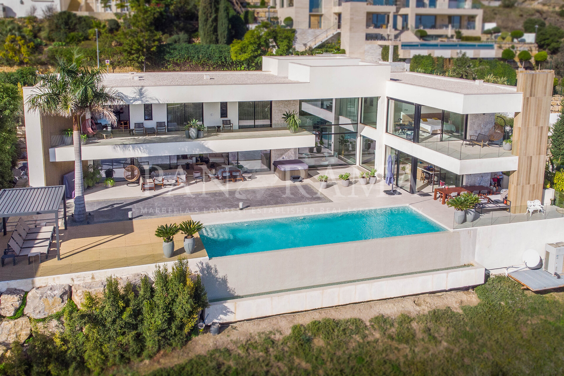 Villa en La Alquería con impresionantes vistas panorámicas al golf, mar y montaña