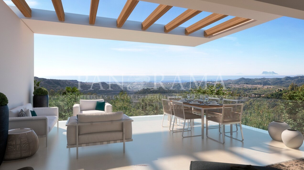 Penthouse moderne en duplex à Marbella Club Hills avec vue sur la mer