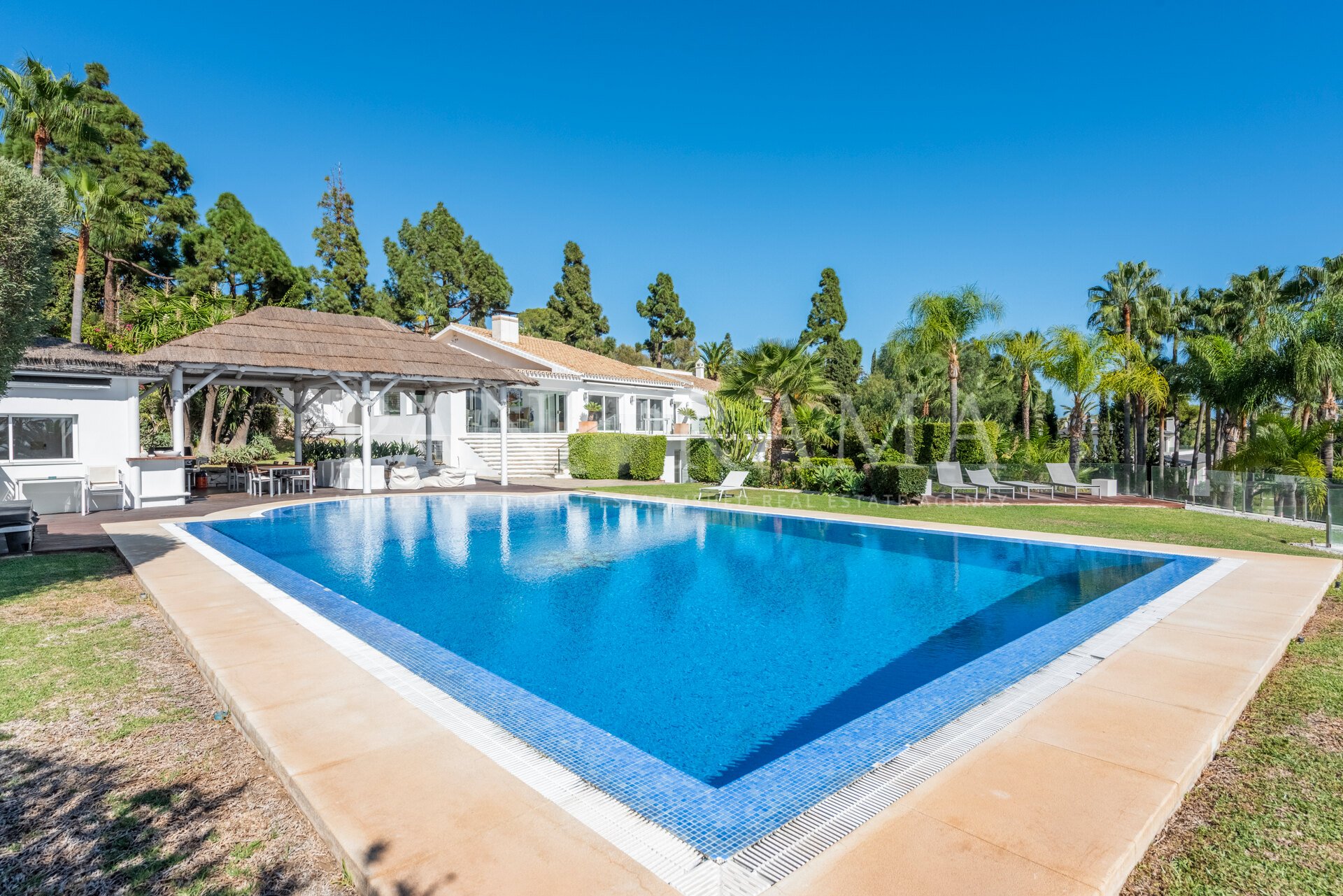 Impresionante villa con vistas panorámicas en Marbella Este