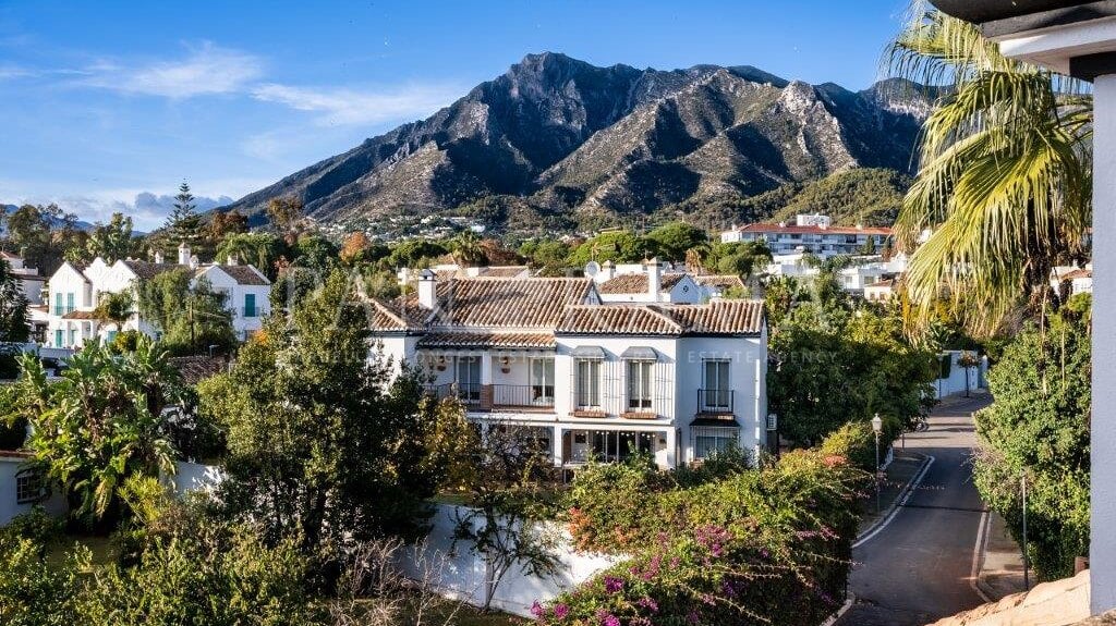 Prachtige villa in het centrum van Marbella met uitzicht op zee en de bergen