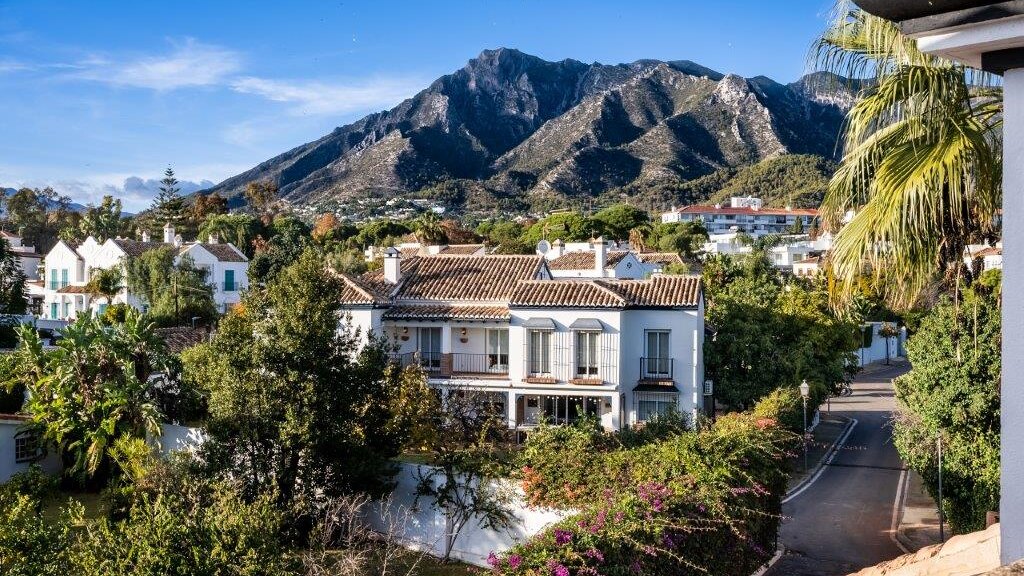 Beautiful villa in the centre of Marbella with sea and mountain views