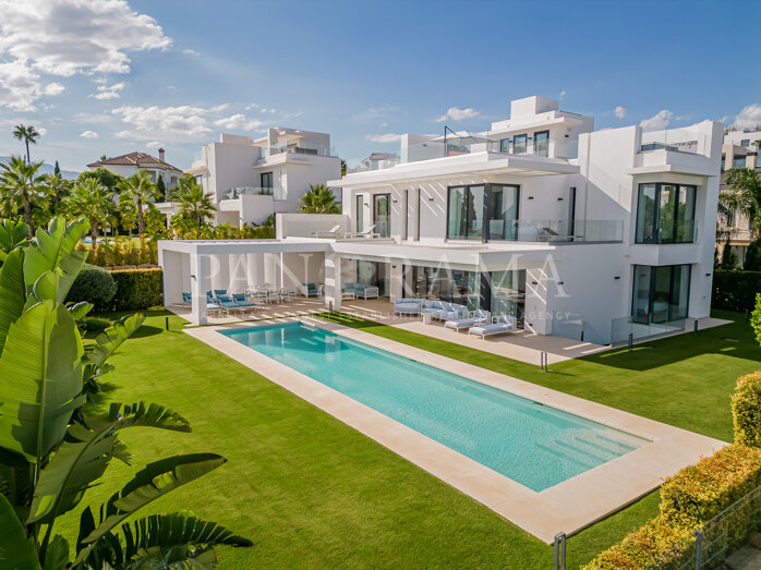 New contemporary villa in Los Flamingos
