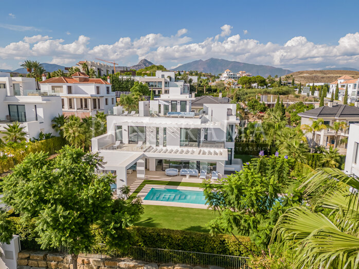 Neue beeindruckende Villa in Los Flamingos
