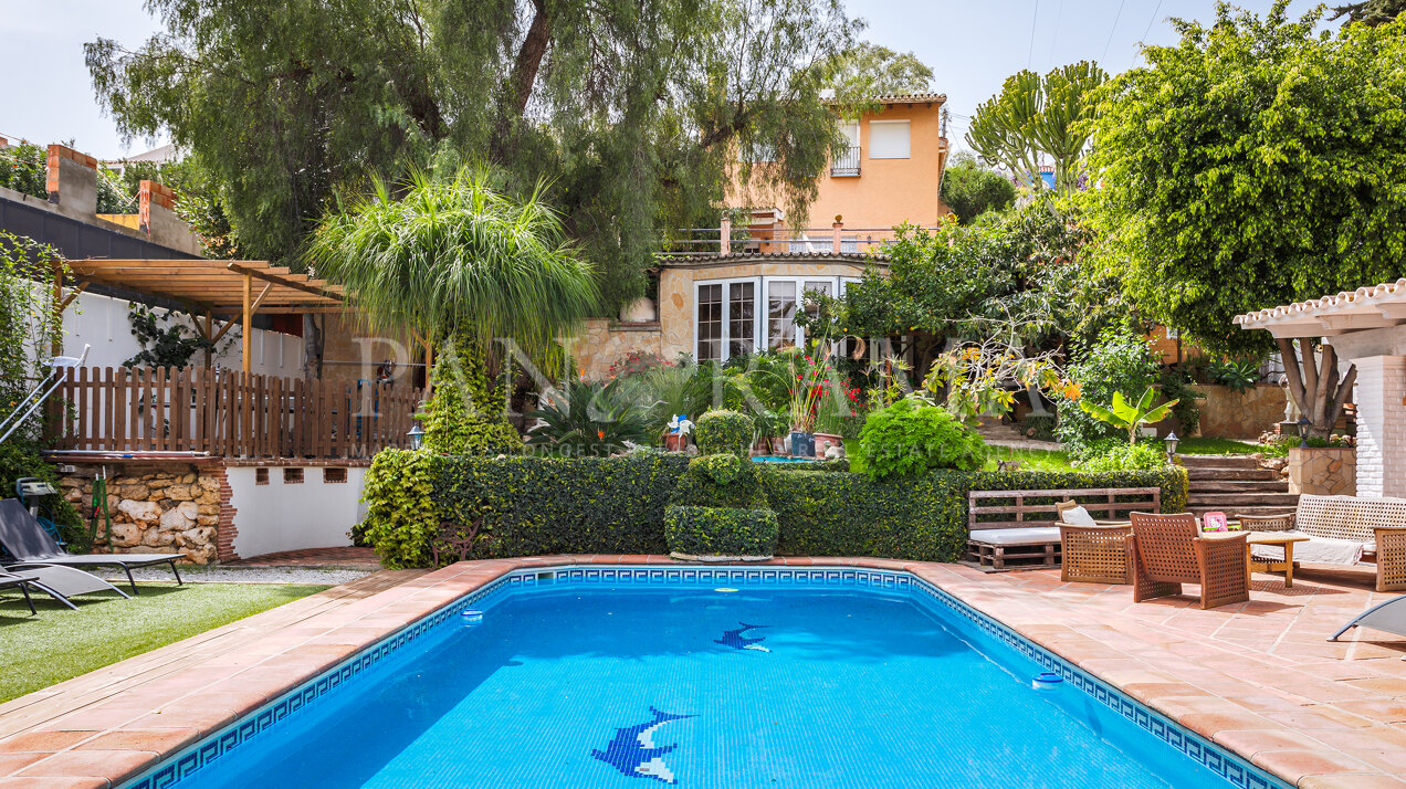 Charmante maison de plain-pied avec piscine et bungalow d'invités à Nueva Andalucía