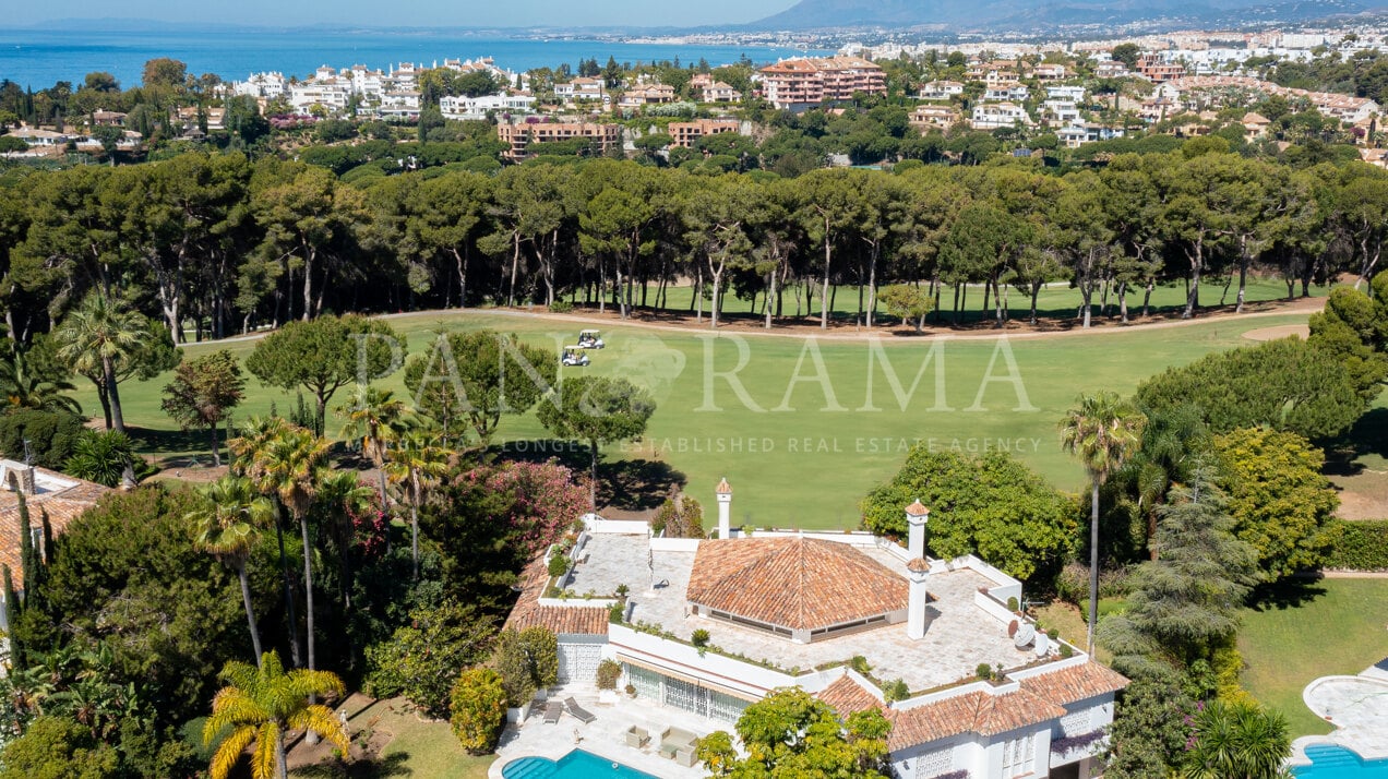 Villa mit großem Potenzial und herrlichem Blick in erster Linie am Golfplatz in Río Real