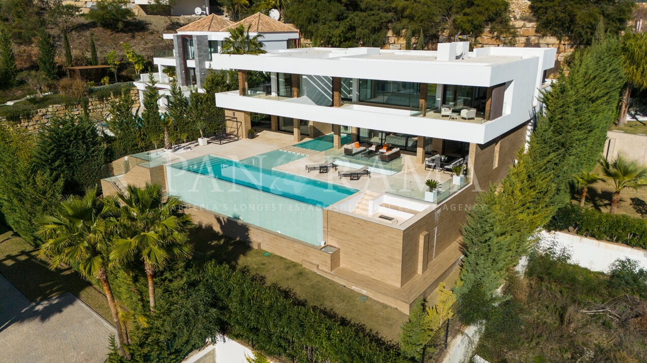 Een ultramoderne villa in Benahavís met prachtig uitzicht op zee