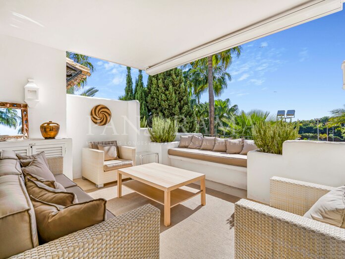 Luxurious beachside duplex penthouse in the Andalusian Gardens of Marina Puente Romano