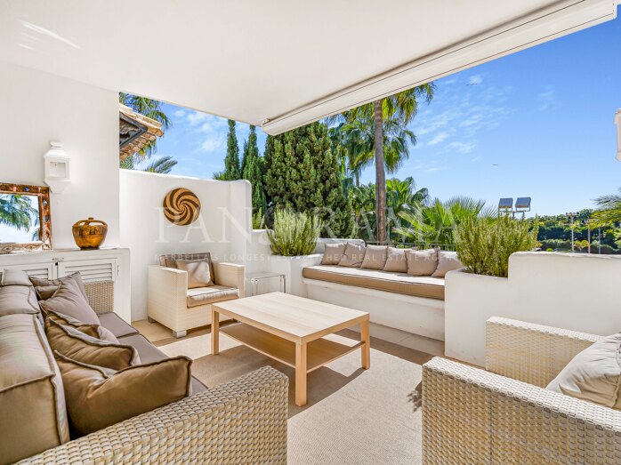 Luxuriöses Duplex-Strandpenthouse in Marina Puente Romano