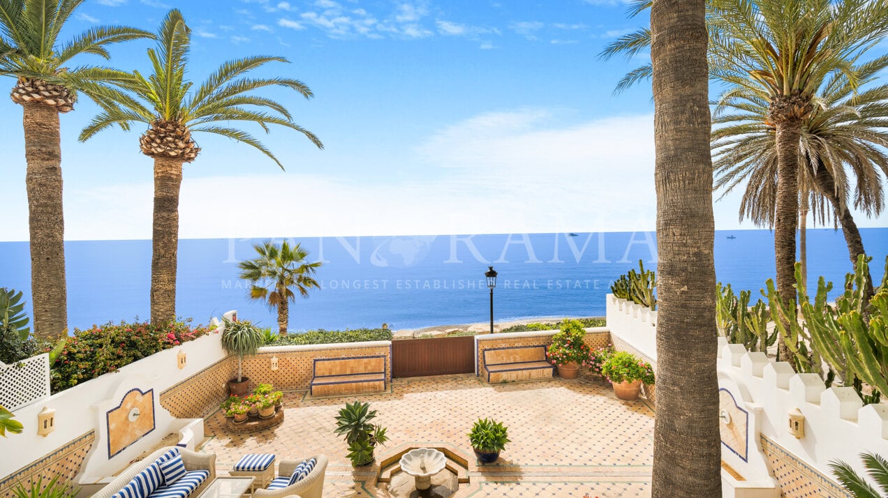 Exclusiva villa en primera línea de playa muy cerca de Puente Romano Resort y Puerto Banús