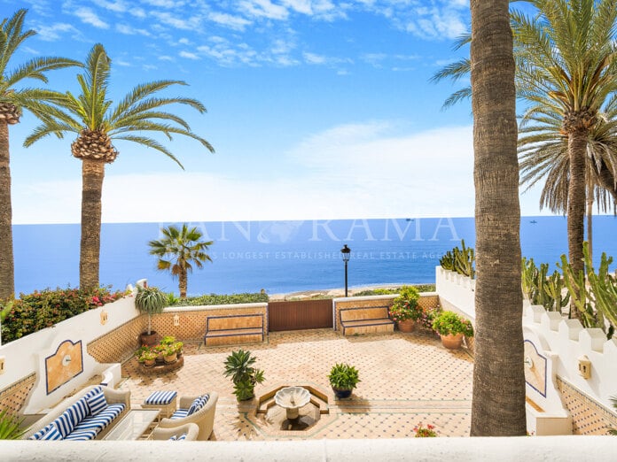 Exclusiva villa en primera línea de playa muy cerca de Puente Romano Resort y Puerto Banús