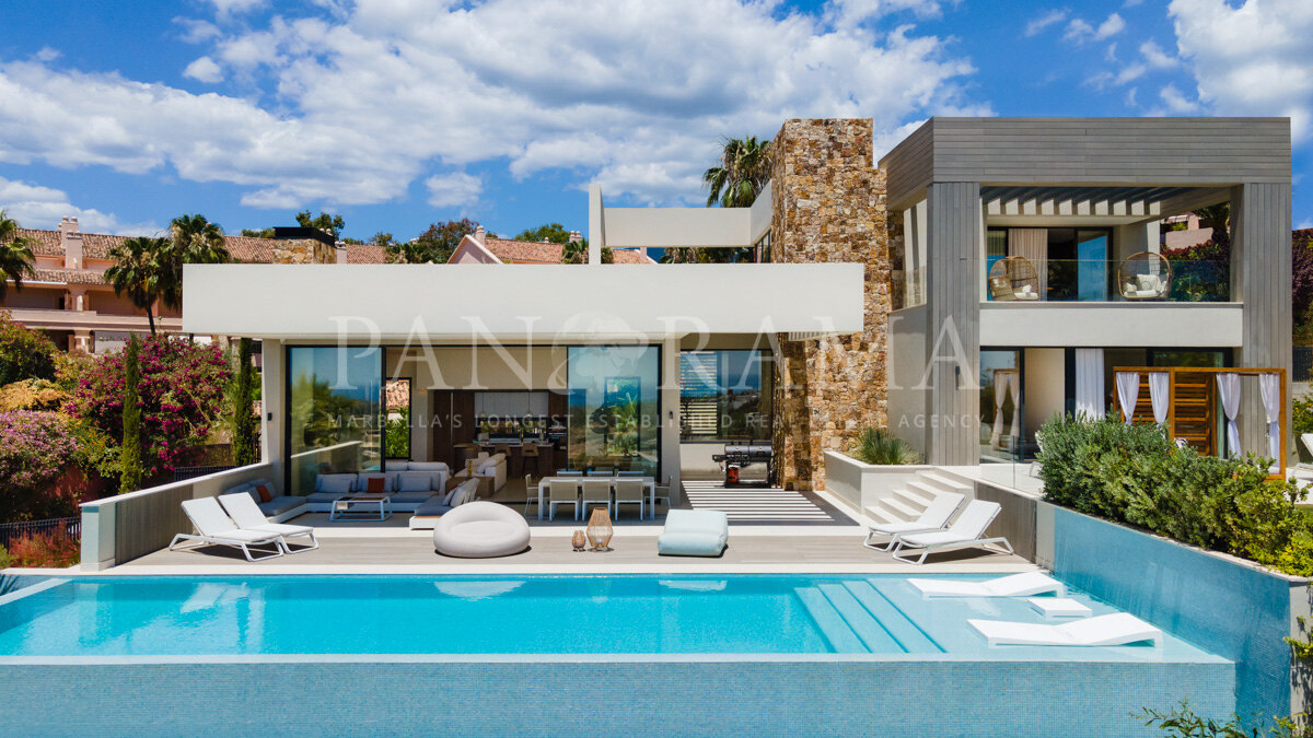 Moderne Villa mit Panoramablick auf das Meer in Nueva Andalucía