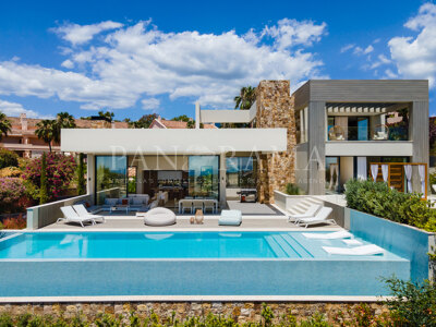 Moderne Villa mit Panoramablick auf das Meer in Nueva Andalucía