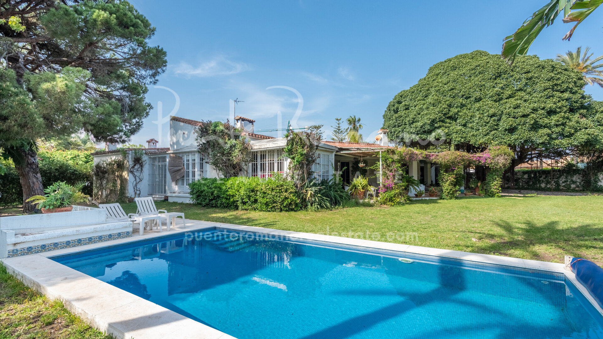 Villa junto a la playa junto a Guadalmina Baja: perfecta para reformar