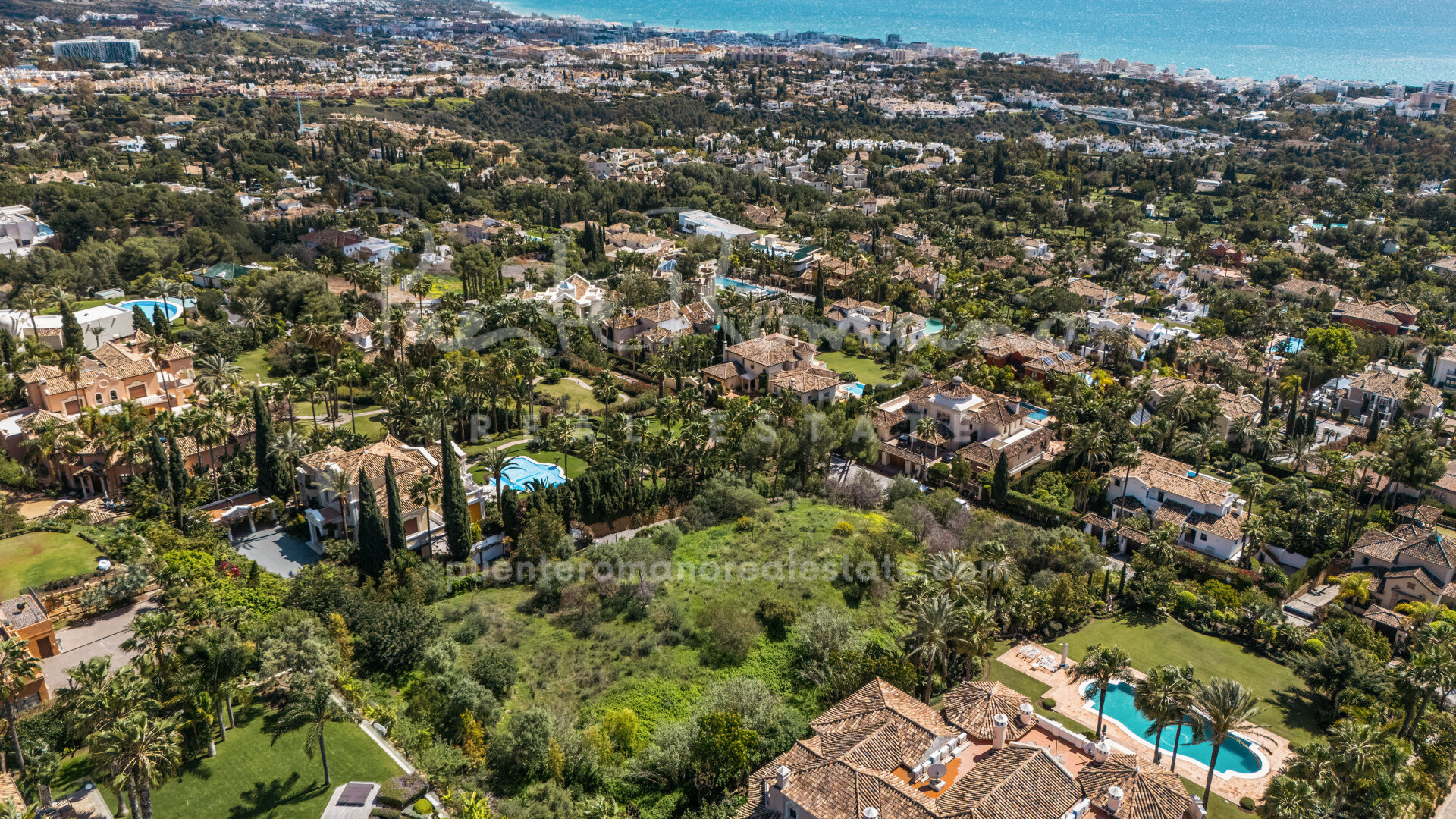 Exclusive plot with sea and mountain views with South Orientation in Sierra Blanca