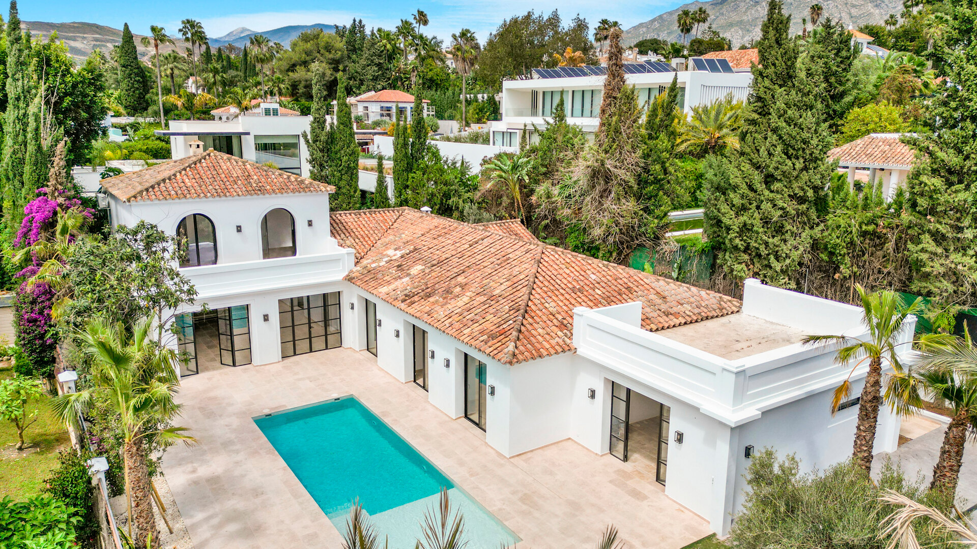 Sleek and bright modern villa in Aloha, the heart of the Golf Valley