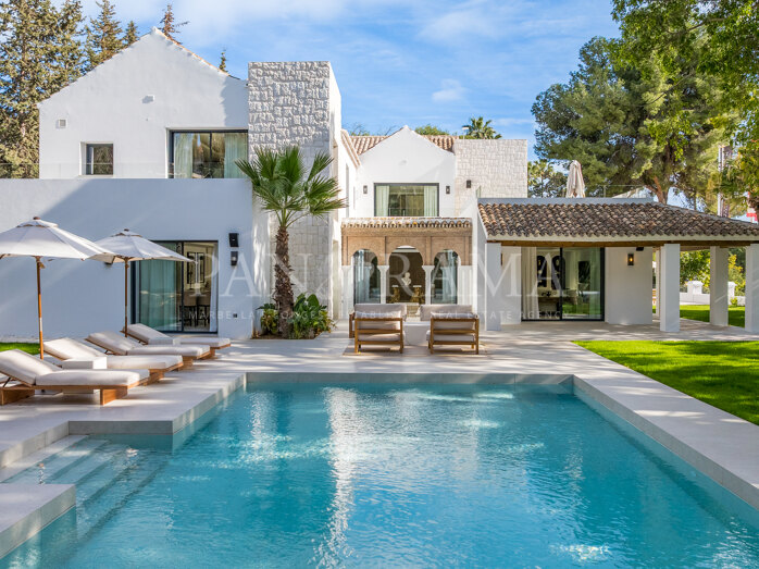 Impressionnante villa en construction à Las Brisas près des terrains de golf