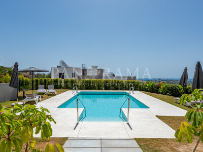 Gloednieuw appartement met uitzicht op zee in het hart van Nueva Andalucía