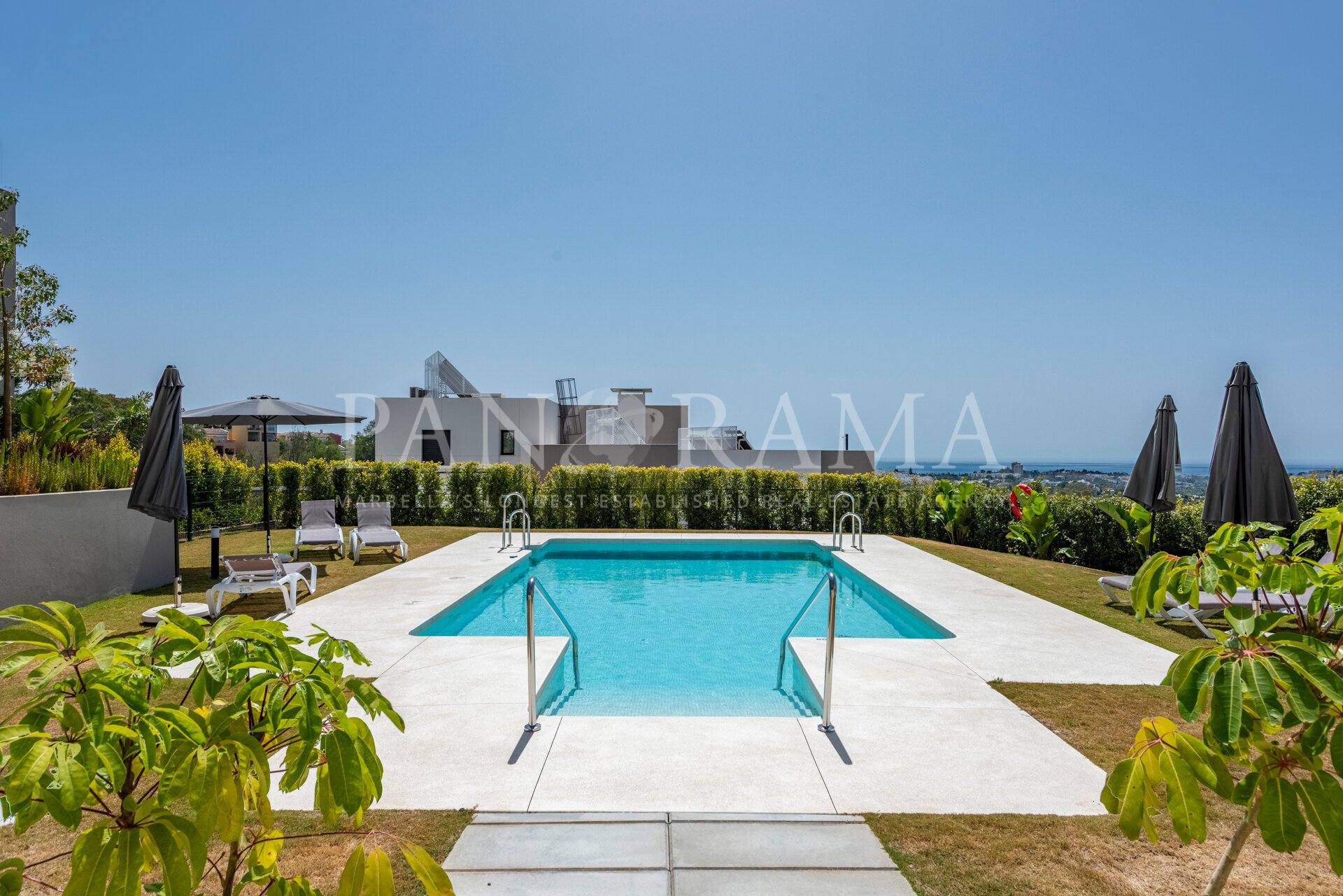 Apartamento nuevo con vistas al mar en el corazón de Nueva Andalucía