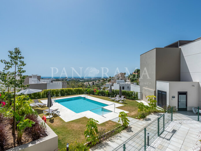 Apartamento a estrenar con vistas al mar en el corazón de Nueva Andalucía