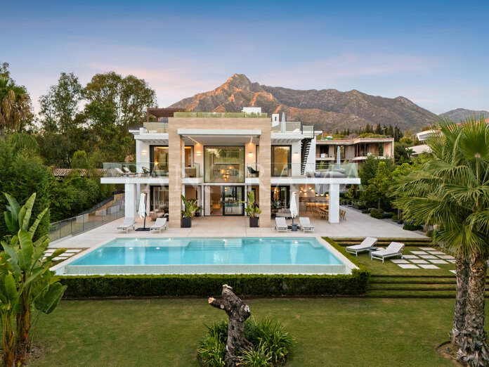 Exclusive six bedroom, south-facing villa in a prestigious gated community on the Golden Mile