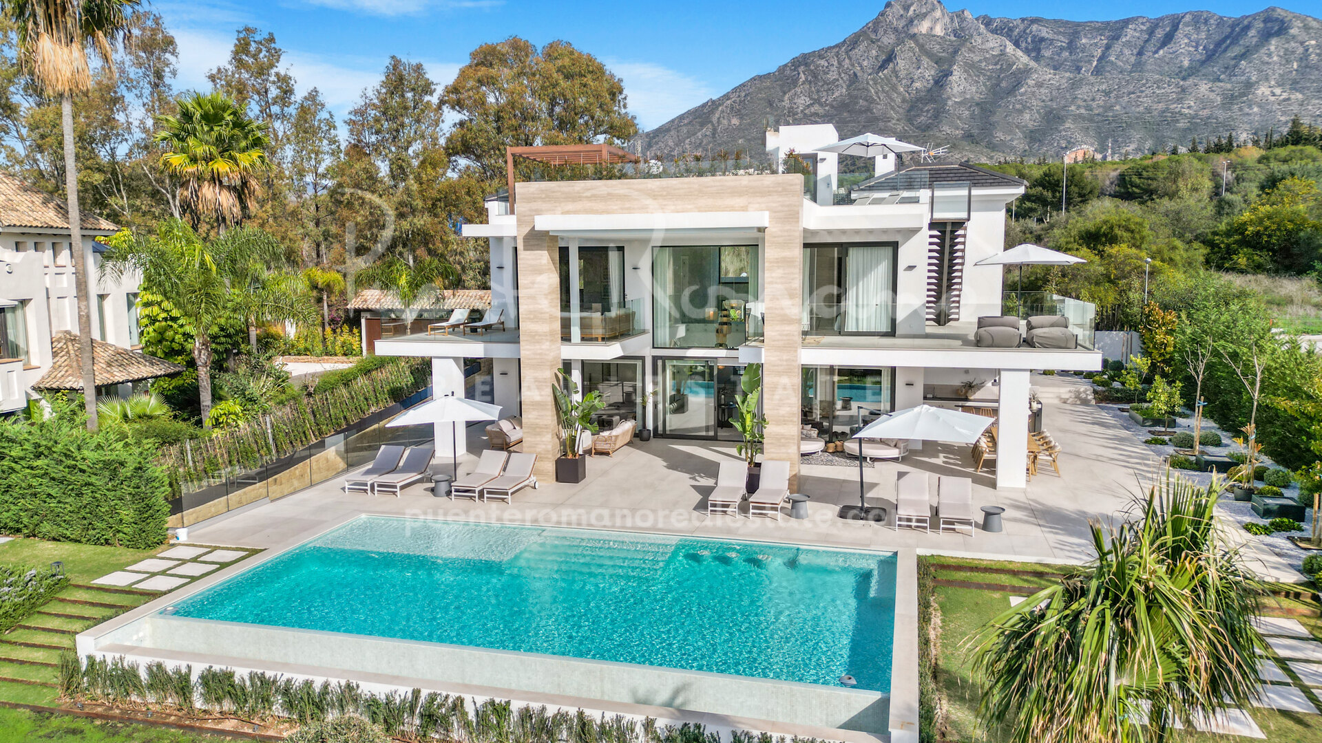 Exclusiva villa de seis dormitorios orientada al sur en una prestigiosa comunidad cerrada en la Milla de Oro