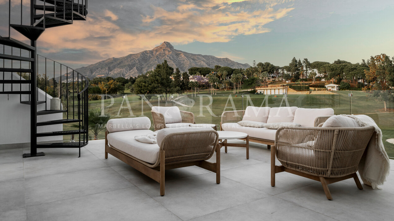 Stunninges Stadthaus direkt am Golfplatz in Azahara II, in Nueva Andalucía