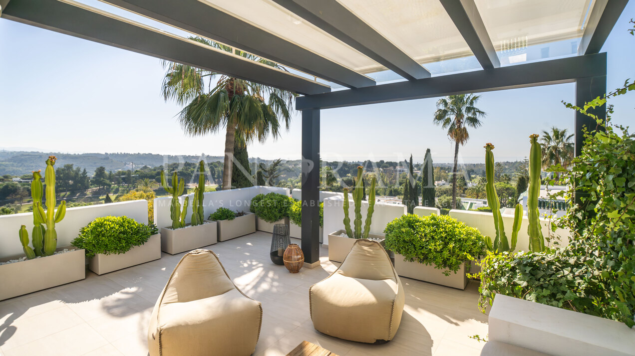 Wunderschönes Stadthaus mit Berg- und Meerblick in Nueva Andalucía