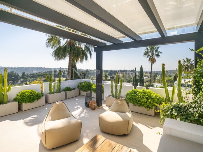 Wunderschönes Stadthaus mit Berg- und Meerblick in Nueva Andalucía