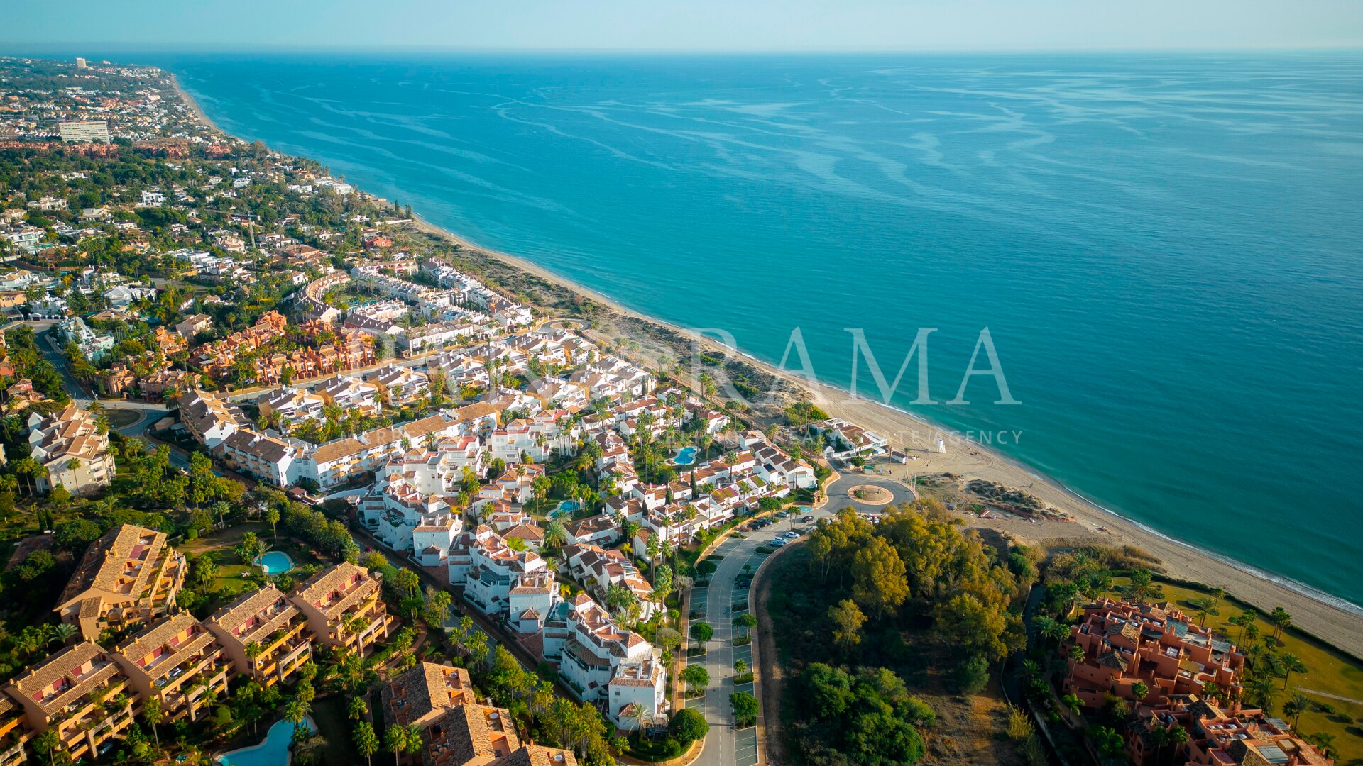 Maison de ville dans un complexe en bord de mer à Bahía de Marbella