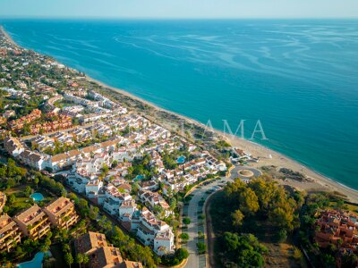 Townhouse in a frontline beach complex in Bahía de Marbella