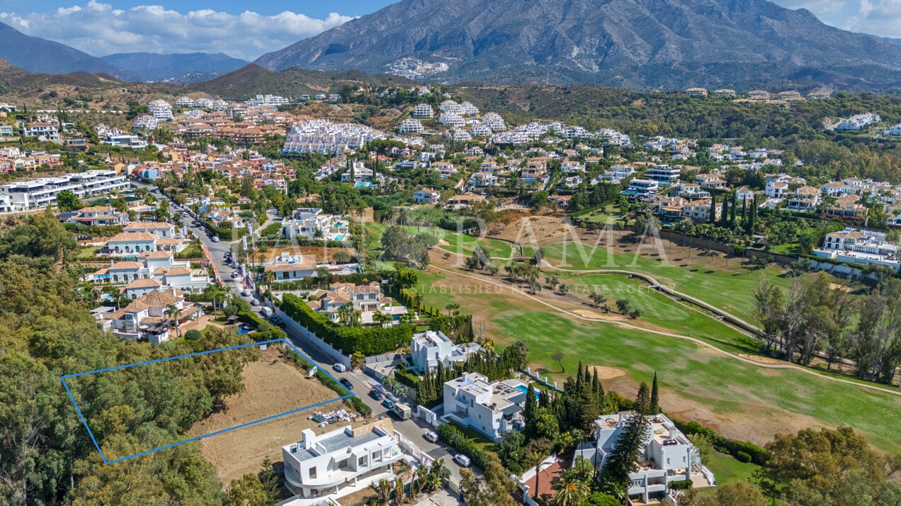 Uitzonderlijk perceel in een rustige cul-de-sac in La Cerquilla, op loopafstand van de golfclub Las Brisas