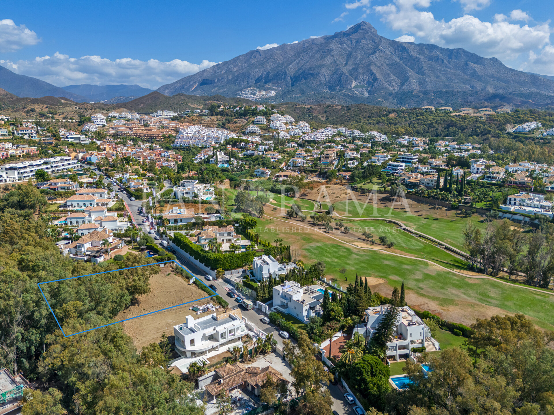 Außergewöhnliches Grundstück in einer ruhigen Sackgasse in La Cerquilla, in Gehweite zum Golfclub Las Brisas