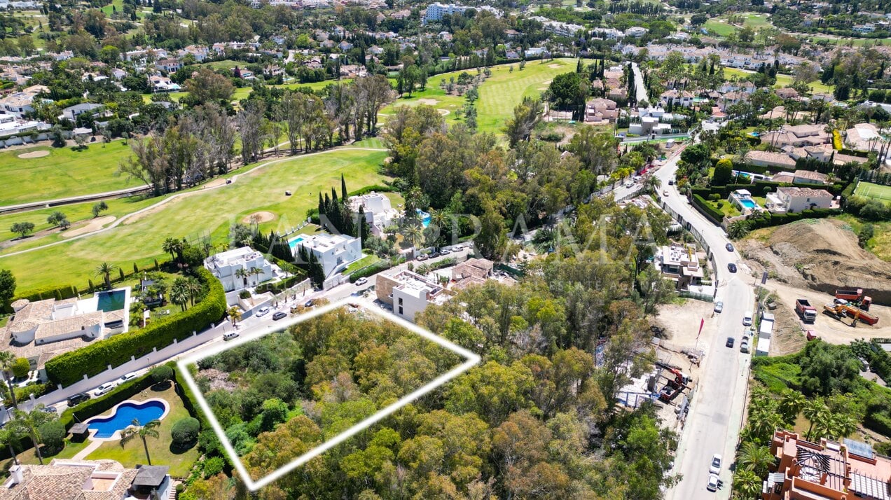 Außergewöhnliches Grundstück in einer ruhigen Sackgasse in La Cerquilla, in Gehweite zum Golfclub Las Brisas