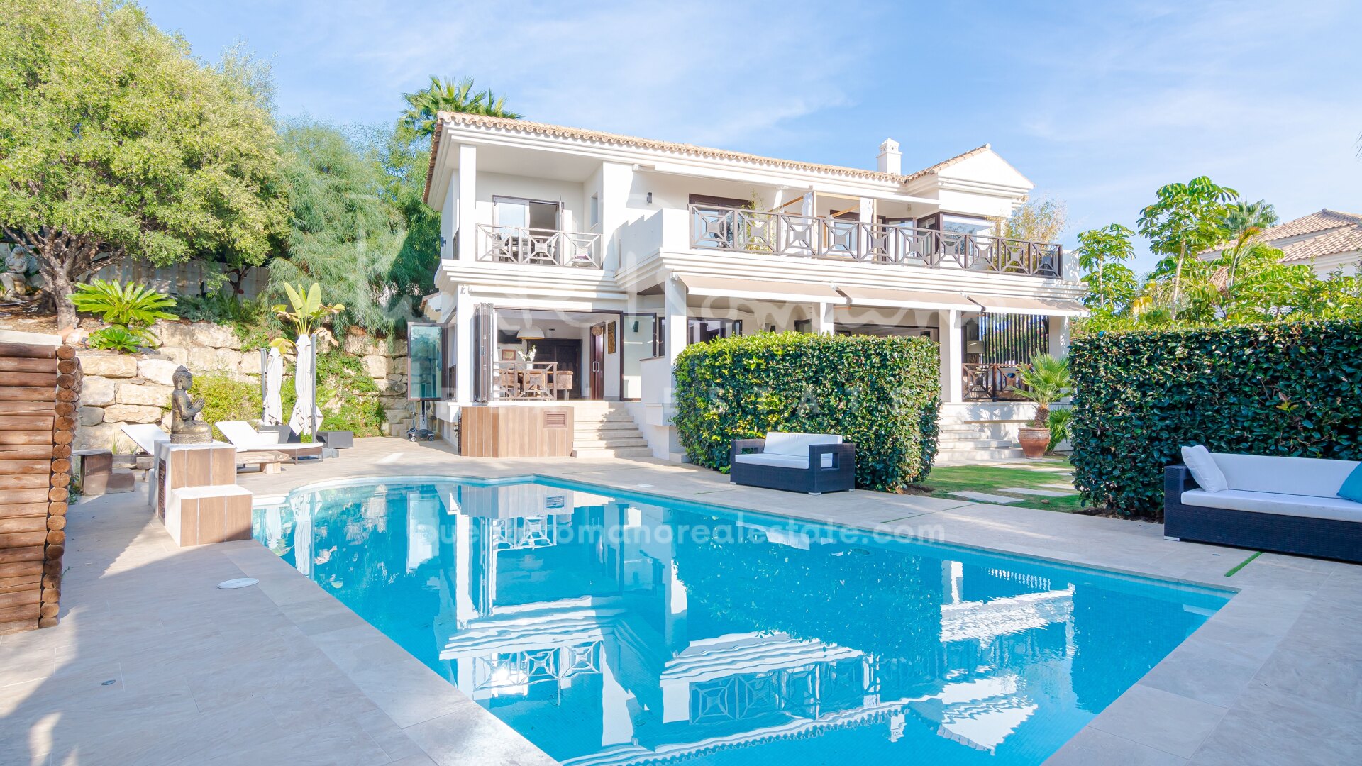 Villa lujosa y elegante en Nueva Andalucía en una calle sin salida y privada