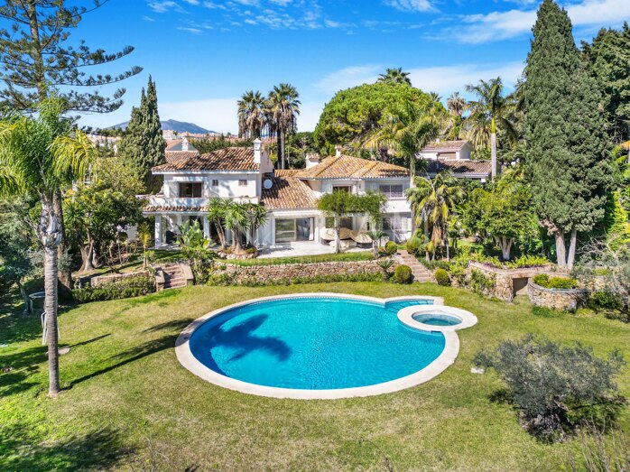 Villa met gastenverblijf op een uitgestrekt perceel in Lomas del Marbella Club