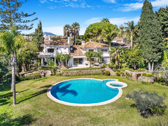Magnífica villa con casa de invitados en una extensa parcela en Lomas del Marbella Club
