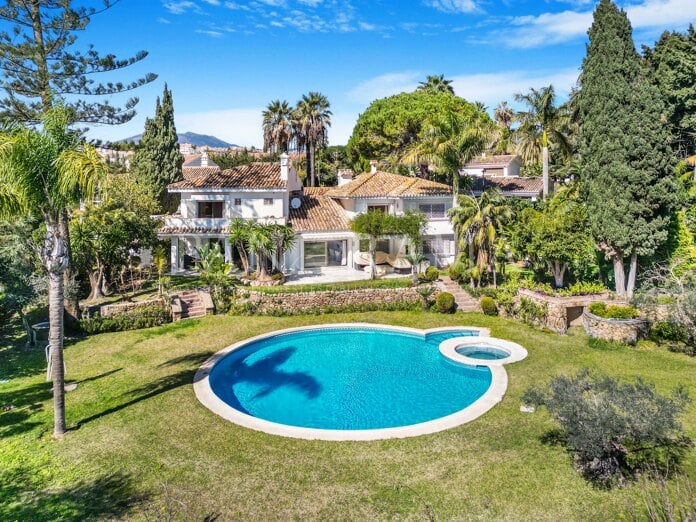 Villa avec maison d'hôtes sur un vaste terrain à Lomas del Marbella Club