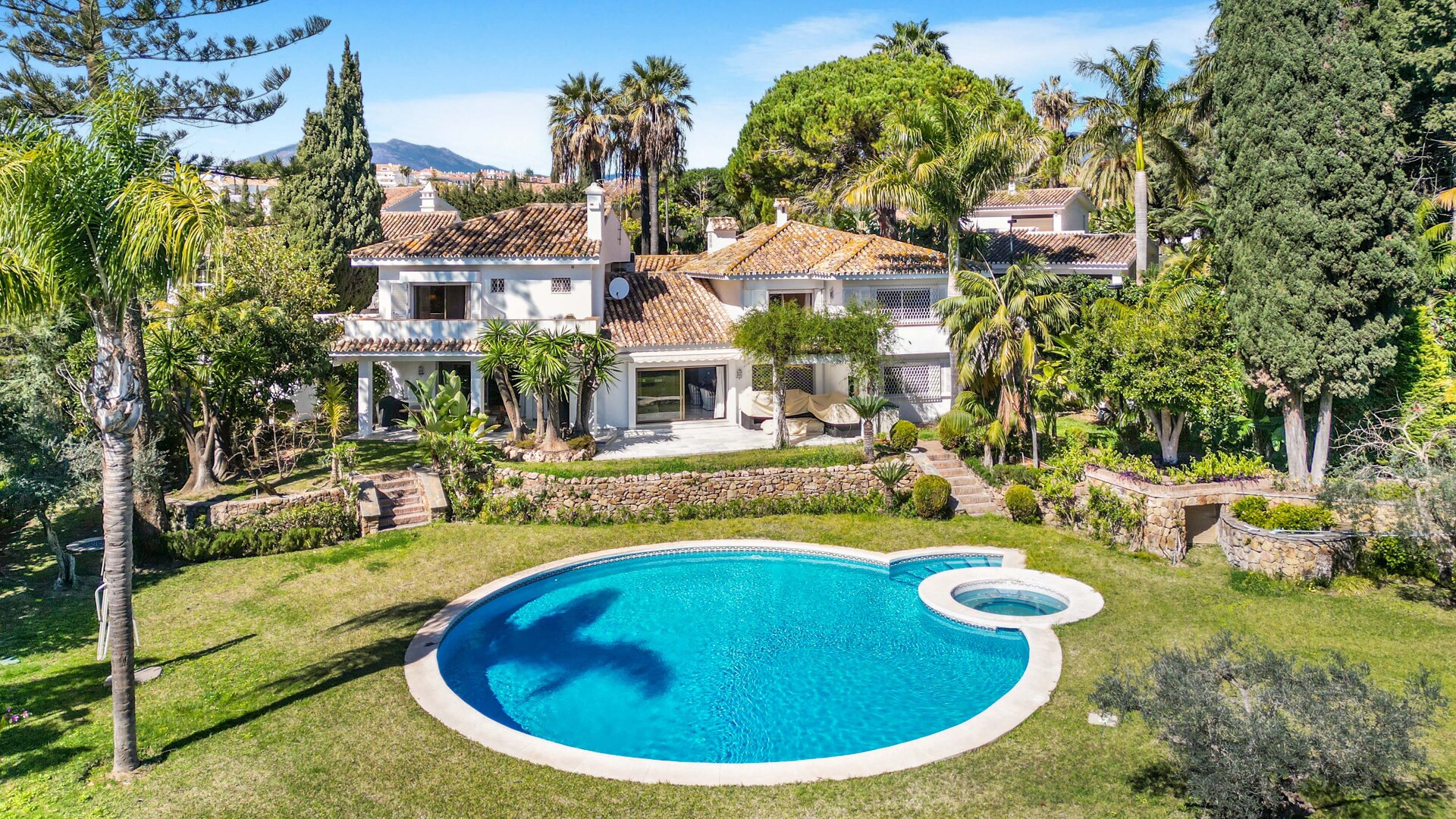 Villa avec maison d'hôtes sur un vaste terrain à Lomas del Marbella Club