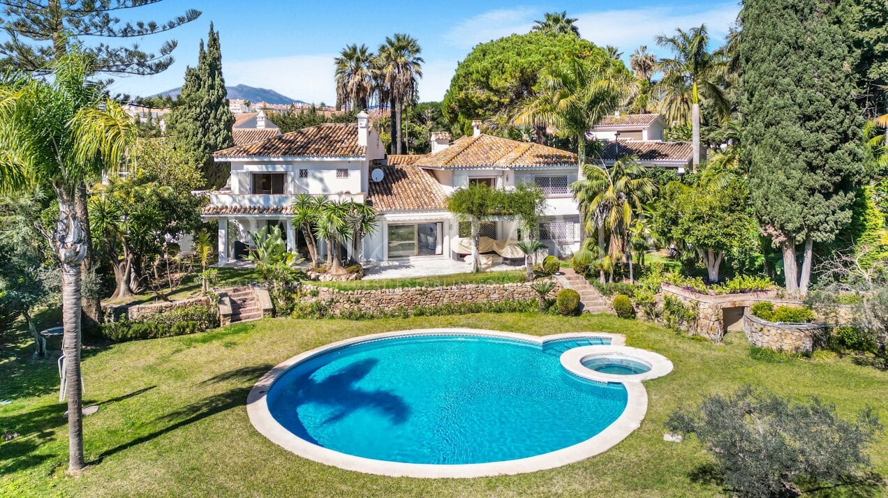 Villa with guest house on an extensive plot in Lomas del Marbella Club