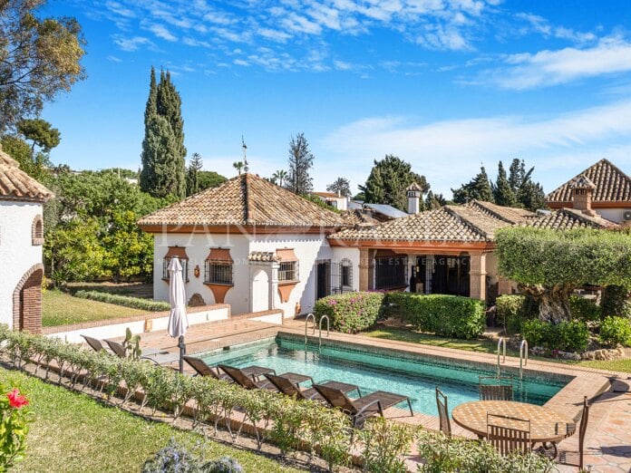 Preciosa villa de estilo andaluz junto a la playa en Costabella